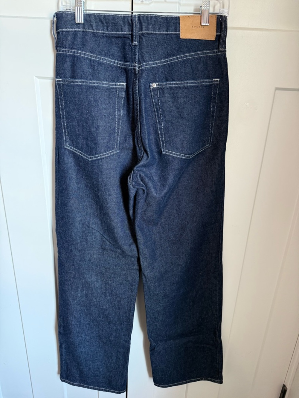 NWOT H&M high rise wide leg jeans in a dark wash color way. Size 8. - Picture 3 of 6